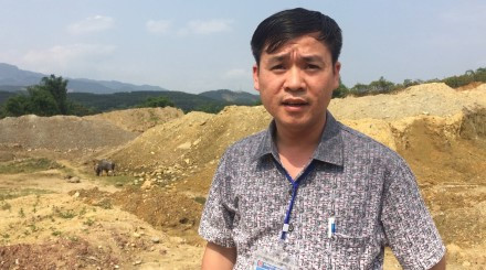 Phía sau ông Lý Khánh Lâm - Phó Chủ tịch UBND xã Bản Qua - là hàng nghìn mét vuông đất rừng, đất nông nghiệp bị đào bới trái phép để tìm quặng.