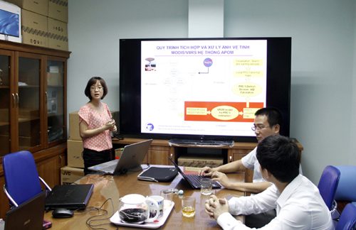 TS Nguyễn Thị Nhật Thanh trình bày về Hệ thống cảnh báo ô nhiễm APOM. 
