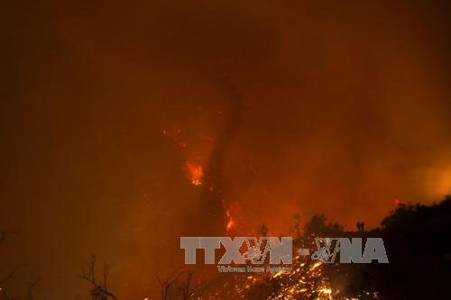 Nhân viên cứu hỏa dập lửa tại khu vực Santa Barbara, California ngày 17/6. Ảnh: AFP/TTXVN 