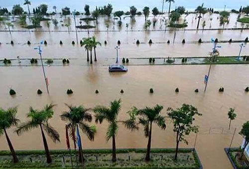 Các con đường trung tâm TP.Lai Châu ngập chìm trong biển nước. Ảnh: Nguyễn Thanh 