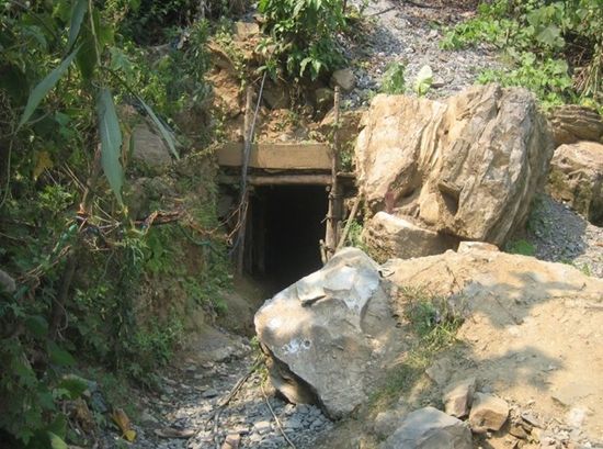 Khu vực hầm vàng khai thác trái phép tại thôn Dung, huyện Nam Giang. (Ảnh: PV/Vietnam+)