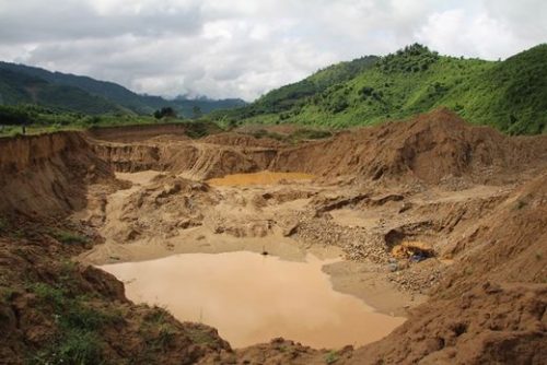 Một hố vàng ở huyện Nam Giang bị khai thác trái phép. (Ảnh: PV/Vietnam+) 