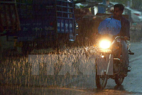 Mưa lớn tại Amritsar ngày 22/6. (Nguồn: AFP/TTXVN) 
