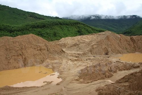 Một bãi khai thác vàng trái phép tại huyện Nam Giang, tỉnh Quảng Nam. (Ảnh: PV/Vietnam+)