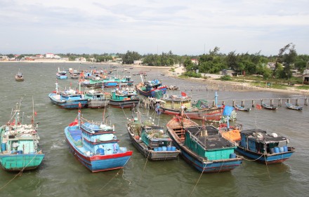 Tàu, thuyền của ngư dân các tỉnh miền Trung phải nằm bờ sau hiện tượng cá chết. Ảnh: H.THƠ 