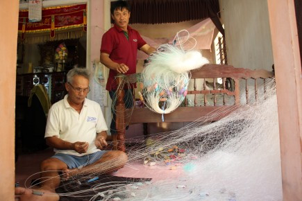 Ngư dân Nguyễn Cò và Trần Khanh, xã Phú Hải (huyện Phú Vang, tỉnh Thừa Thiên - Huế) mong ngóng ngày được ra khơi. Ảnh: Đ.K 