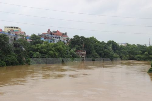 Mực nước sông Cầu đoạn qua thành phố Thái Nguyên vẫn ở mức rất cao (Ảnh: Hoàng Nguyên/TTXVN)
