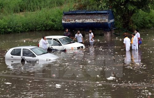 Cảnh ngập lụt tại Jammu sau những trận mưa lớn (Nguồn: EPA/TTXVN)