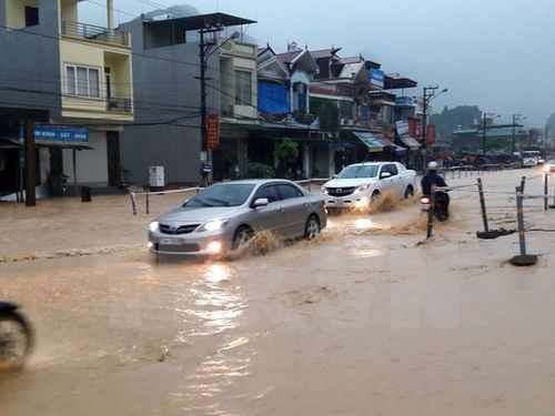 Nhiều tuyến giao thông trên địa bàn thành phố Cẩm Phả bị ngập lụt cục bộ làm ách tắc giao thông. (Ảnh: Văn Đức/TTXVN)