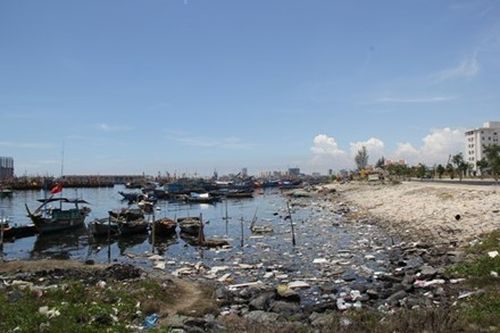 Âu thuyền Thọ Quang nhiều năm qua luôn trong tình trạng ngập trong rác thải, mùi hôi nồng nặc. (Ảnh: HL)