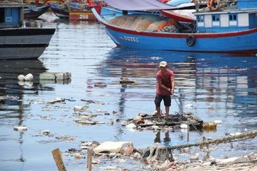 Âu thuyền Thọ Quang nhiều năm qua luôn trong tình trạng ngập trong rác thải, mùi hôi nồng nặc. (Ảnh: HL)