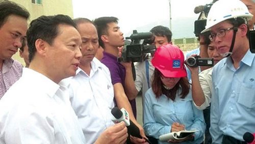  Bộ trưởng TNMT Trần Hồng Hà trong chuyến thị sát hệ thống xả thải của FHS ngày 28.4. 