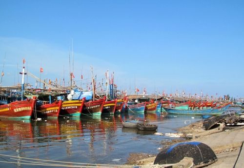 Tàu thuyền của ngư dân Cảnh Dương neo đậu tại bến sông Roòn.