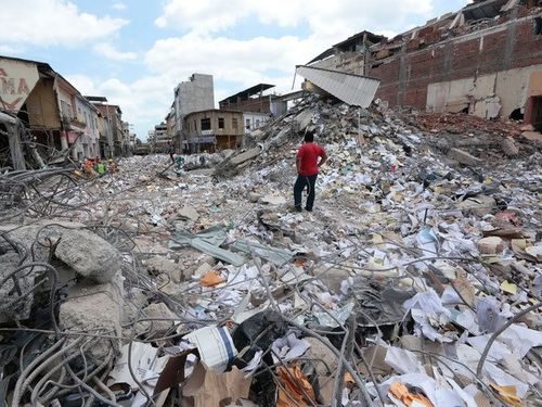 Cảnh đổ nát sau trận động đất tại Portoviejo, Ecuador ngày 20/4 (Nguồn: AFP/TTXVN)