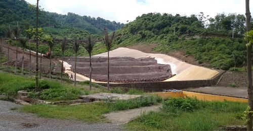 Toàn cảnh khu bãi quặng, vị trí gây rò rỉ hóa chất xuống suối Màn ngày 4/7 vừa qua (Ảnh: PV/Vietnam+)