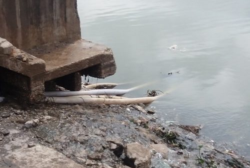 Các ống xả thải trực tiếp ra sông Lạch Vạn