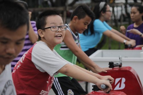 Trẻ em cũng rất thích thú khi thử nghiệm. Trong ảnh: Một em nhỏ được bố hướng dẫn đạp xe.