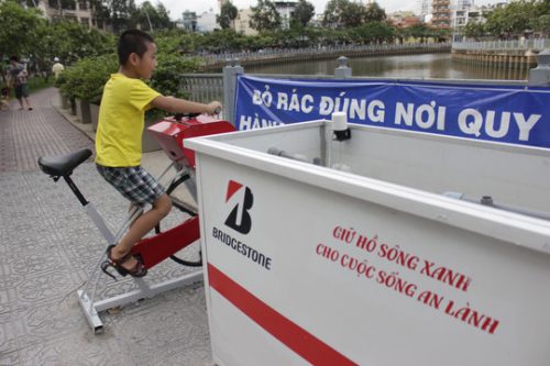  Đây là những chiếc xe đạp giúp người dân tập thể dục kết hợp lọc sạch nước từ dòng kênh Nhiêu Lộc - Thị Nghè. Những chiếc máy này được lắp đặt trong chiến dịch "Giữ hồ sông xanh cho cuộc sống an lành". Trước đó, tại hồ Gươm (Hà Nội) cũng lắp đặt loại máy tương tự.