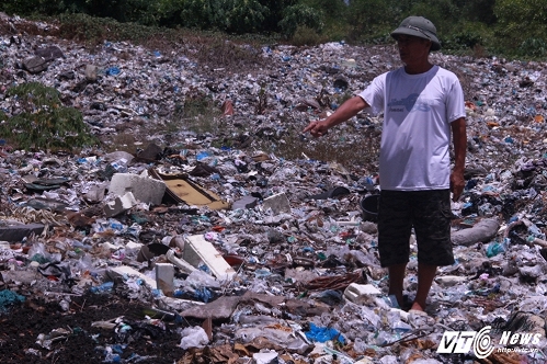 Khu vực đổ chất thải màu đen này nằm trong khu bãi rác Thiên Cầm, thuộc thôn Hoàng Hoa, thị trấn Thiên Cầm, Hà Tĩnh