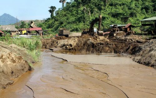 Hàng ngàn mét khối đất bùn được tích tụ trong khu vực mỏ của Công ty Khoáng sản và Cơ khí - Mỏ mangan MIMECO Phúc Sơn gây ô nhiễm nghiêm trọng. (Ảnh: Văn Tý/TTXVN)