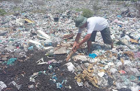 Rác thải từ dự án Formosa đổ lên bãi rác của người dân địa phương ở Hà Tĩnh. Ảnh: ĐL 