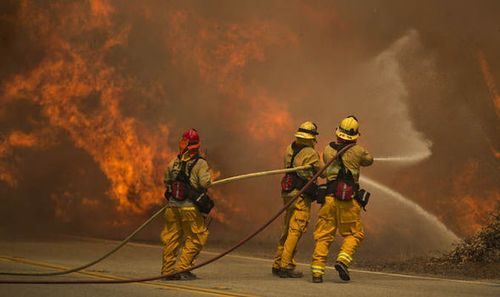 Hơn 900 nhân viên cứu hỏa được huy động dập lửa