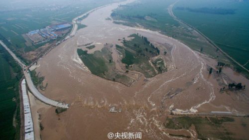 Thị trấn Hình Đài, tỉnh Hà Bắc ngập trong nước lũ hôm 23-7 Ảnh: CCTV