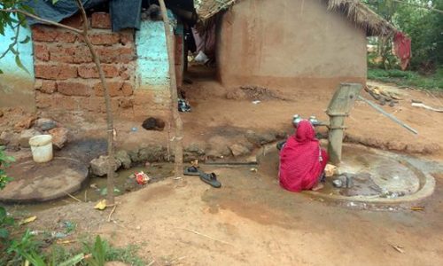 Một phụ nữ lấy nước sinh hoạt từ vòi nước gần nhà vệ sinh ở Dhenkenal, bang Odisha.