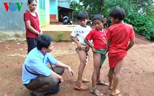 Nhiều trẻ em bị mẩn ngứa khi tiếp xúc với nước suối Đăk Yao