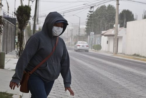 Người dân đeo khẩu trang ra đường tại thành phố Puebla, cách thủ đô Mexico City 130km về phía Đông. (Nguồn: AFP)