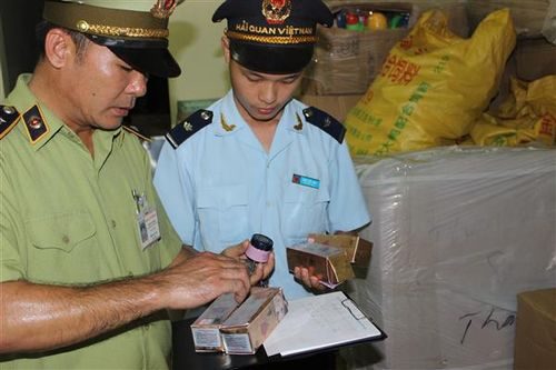 Trạm Kiểm soát liên hợp Km15-Bến tàu Dân Tiến phát hiện hơn 2.300 lọ thuốc bổ thận nhập lậu (Ảnh: Báo Hải quan)