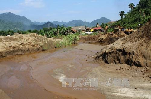 Hàng nghìn mét khối đất bùn được tích tụ trong khu vực mỏ của Công ty cổ phần Khoáng sản và Cơ khí - Mỏ mangan MIMECO Phúc Sơn gây ô nhiễm nghiêm trọng Nguyễn Văn Tý (TTXVN/Tin tức). 