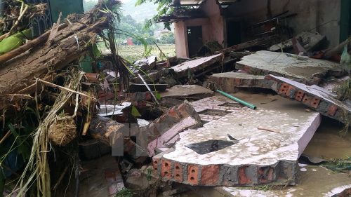 Nước lũ làm sập đổ nhà dân tại xã Đồng Tuyển (TP Lào Cai). (Ảnh: Lục Thu Hương/TTXVN)