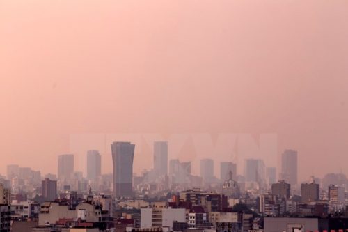 Khói mù bao phủ bầu trời Mexico City, Mexico ngày 3/5 (Nguồn: THX/TTXVN)