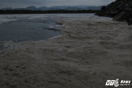 Con sông trước đây là nơi người dân thường xuyên đánh bắt thủy sản nay đang có dấu hiệu trở thành ‘dòng sông chết’