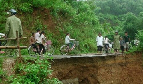 Nhiều tuyến đường của huyện miền núi Thanh Hóa bị sạt lở nghiêm trọng sau những trận mưa lớn từ ngày 13/8.