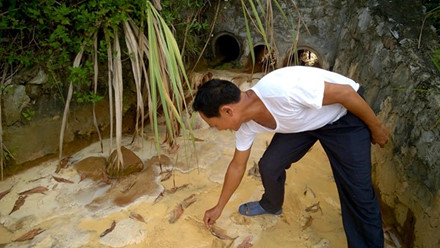 Bãi clinker của nhà máy xi măng Hạ Long đang đe dọa nguồn nước kênh mương tưới tiêu của người dân xã Thống Nhất