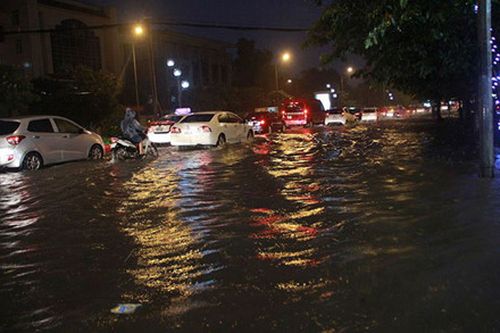 Trận mưa tối 18.8 đã làm nhiều tuyến phố thủ đô Hà Nội ngập nặng.