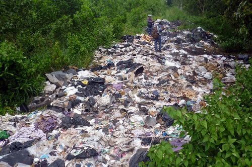 Rác thải công nghiệp được đổ trộm tại xã Lộc An. (Ảnh: Tiến Dũng)