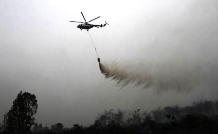 Trực thăng chữa cháy và giúp tạo mưa. (Nguồn: NDTV)