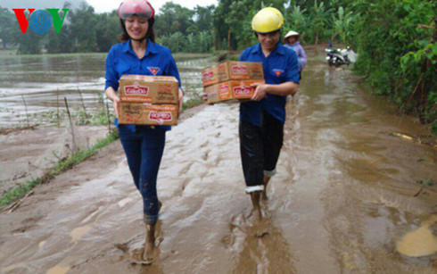 Huyện đoàn Văn Bàn có mặt cứu trợ người dân vùng lũ