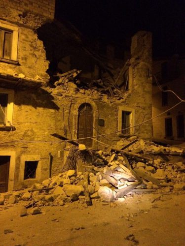 Bức ảnh do người dùng Twitter với nick flavio maccarone chụp một công trình bị hư hại do động đất tại Amatrice. (Nguồn Twitter)