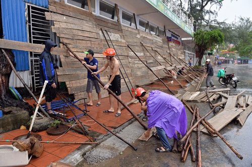 Người dân Đồ Sơn (Hải Phòng) gia cố nhà cửa chống bão số 3 (Ảnh: Hồng Hà)