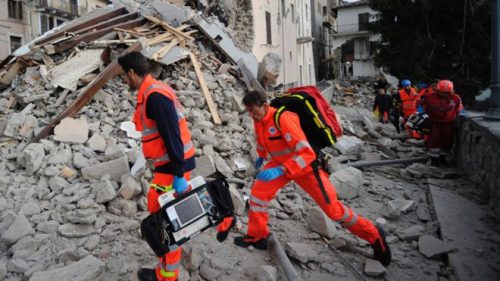 Lực lượng cứu hộ tại các tòa nhà bị ảnh hưởng vì động đất. (Nguồn: AP)