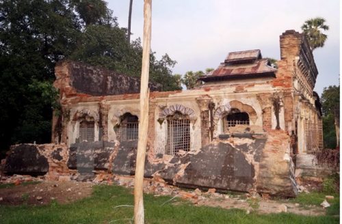 Một ngôi đền ở Seik Phyu, Magway, Myanmar bị hư hại sau trận động đất ngày 24/8. (Nguồn: EPA/TTXVN)