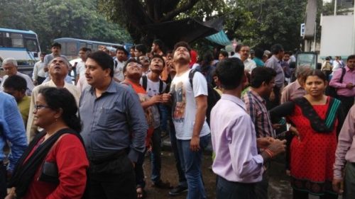 Người dân Ấn Độ đổ xuống đường sau khi cảm nhận rung lắc. (Nguồn: BBC)