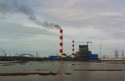 Khói đen của Nhà máy Nhiệt điện Duyên Hải bay xa trên đồng ruộng