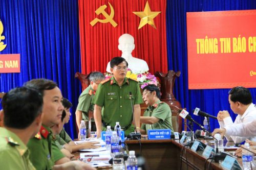  Đại tá Huỳnh Sông Thu, Phó Giám đốc Công an tỉnh Quảng Nam, thông tin sự việc với báo chí