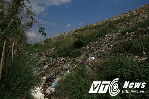 ‘Núi’ rác thải rộng hàng chục ha, cao khoảng 20 mét, án ngữ đầu gió hướng Đông Nam thổi vào Khu kinh tế Đình Vũ 