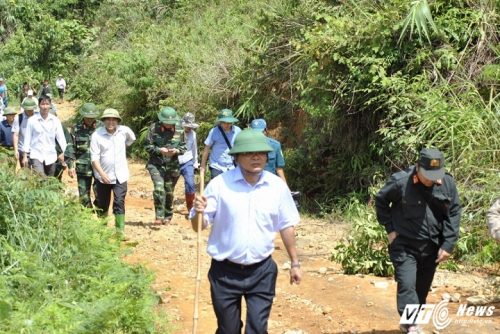 Chủ tịch tỉnh Đặng Xuân Phong vào bãi vàng nắm bắt tình hình 